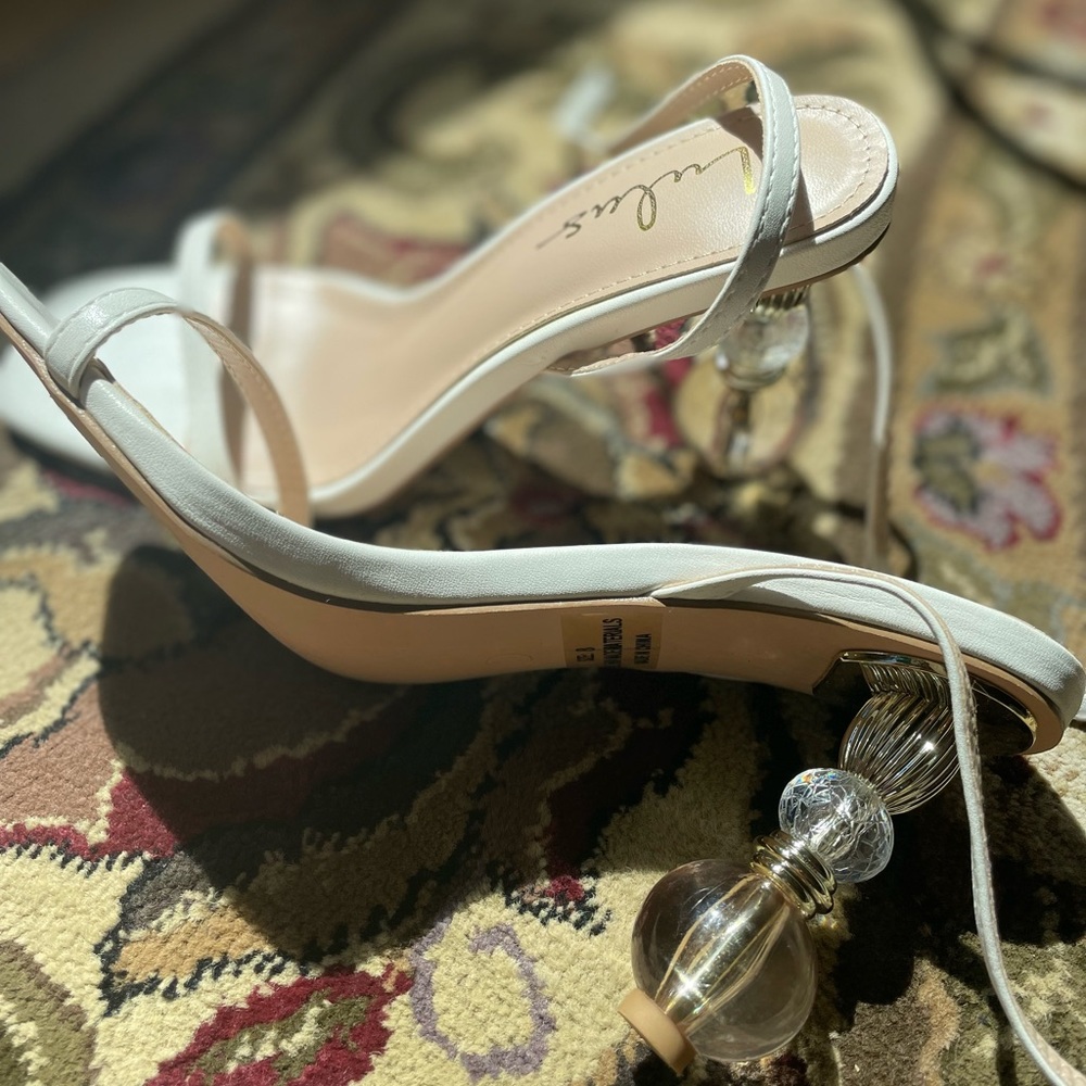 White detailed heel